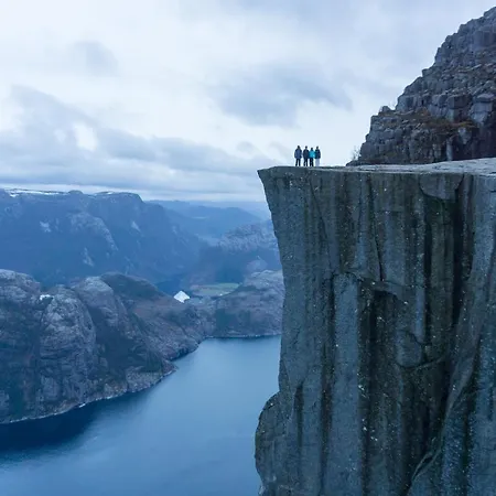 Preikestolen & Basecamp Hotel *