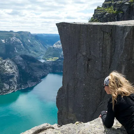 Preikestolen & Basecamp Hotel *