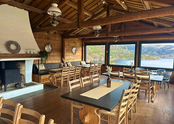 Preikestolen & Basecamp *