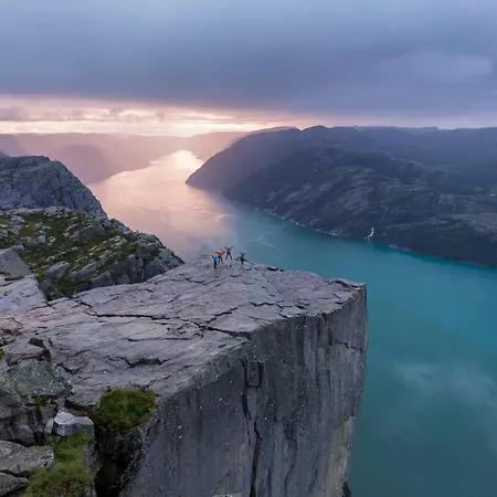 Preikestolen & Basecamp Otel Jørpeland