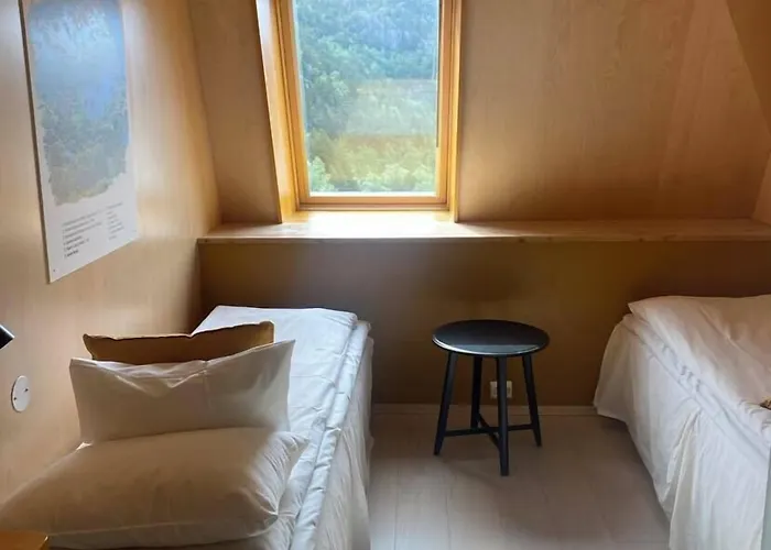Preikestolen & Basecamp Hotel *
